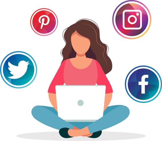 mujer sentada con notebook e íconos de redes sociales